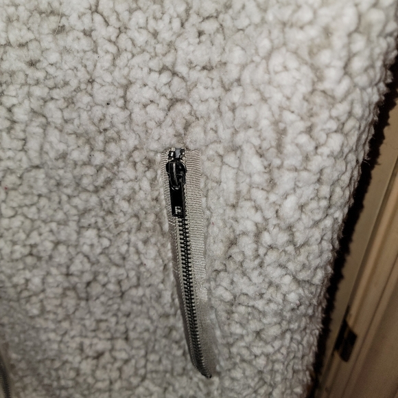 Misses sz L Miami Fuzzy Fleece Vest Zip up EUC - Picture 3 of 6